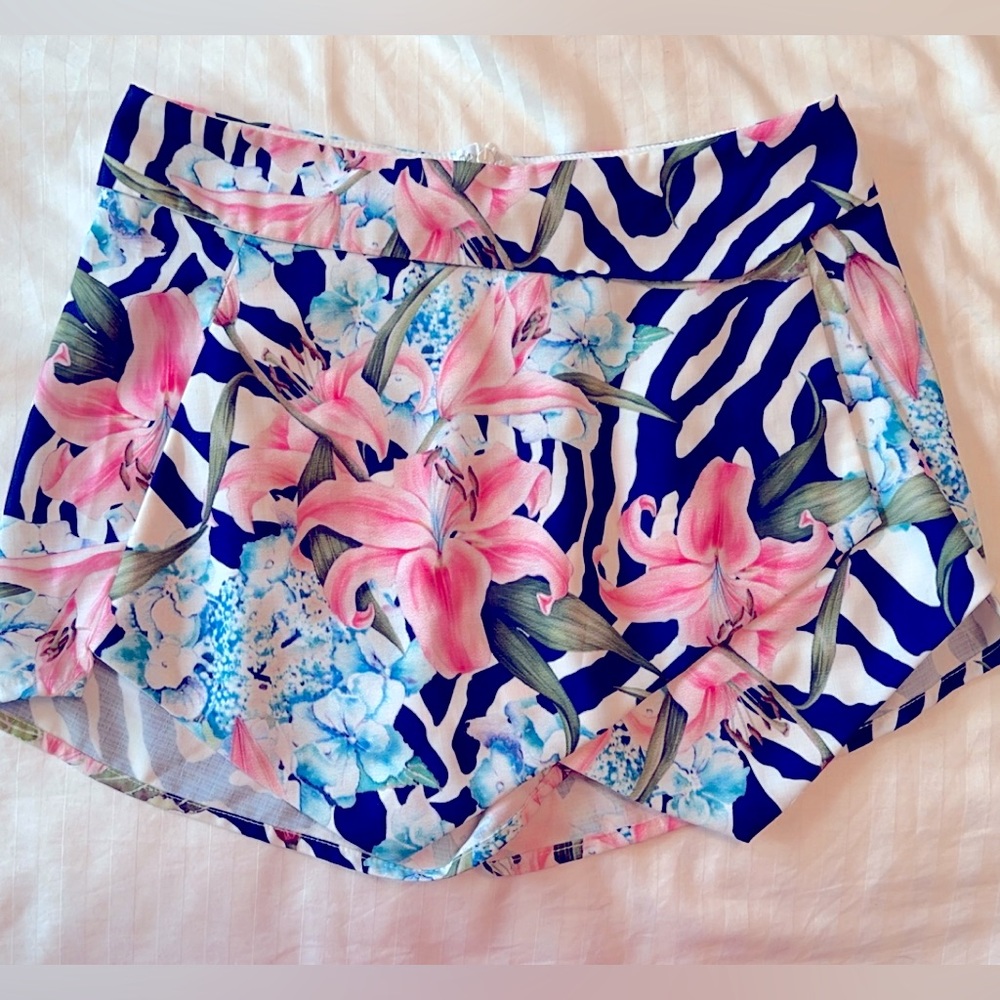 Asymmetrical skirt/skort size with pattern and flowers US 2